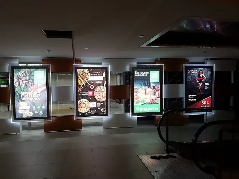 Постеры в световых коробах в торговом центре
